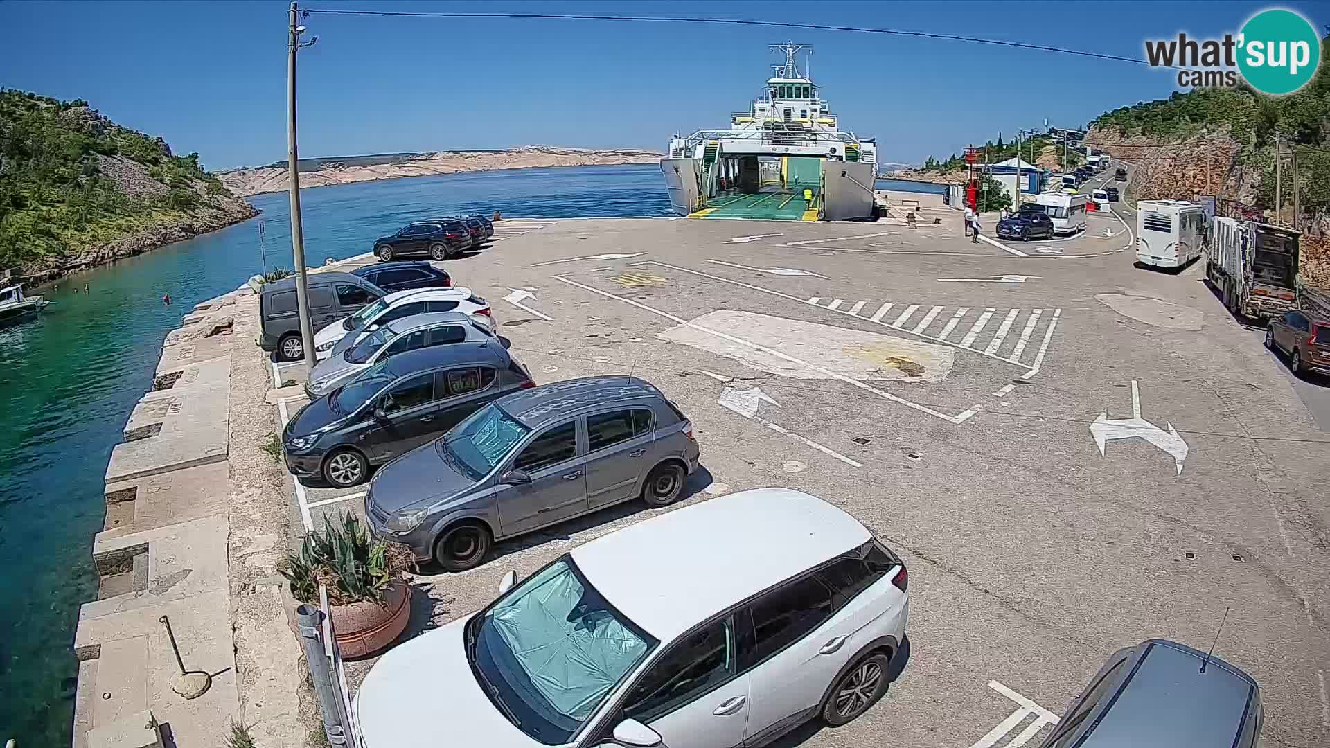 Spletna kamera trajektno pristanišče Prizna – proti otoku Pag