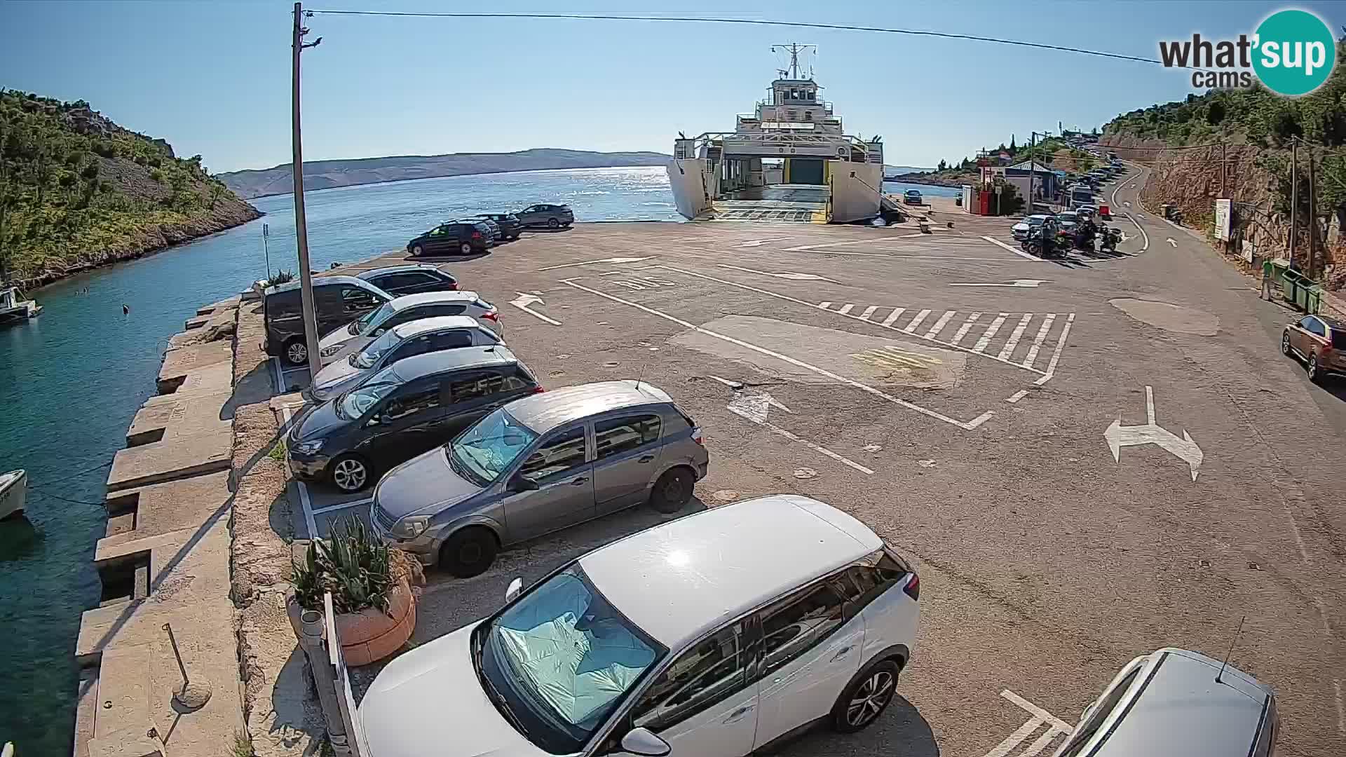 Spletna kamera trajektno pristanišče Prizna – proti otoku Pag