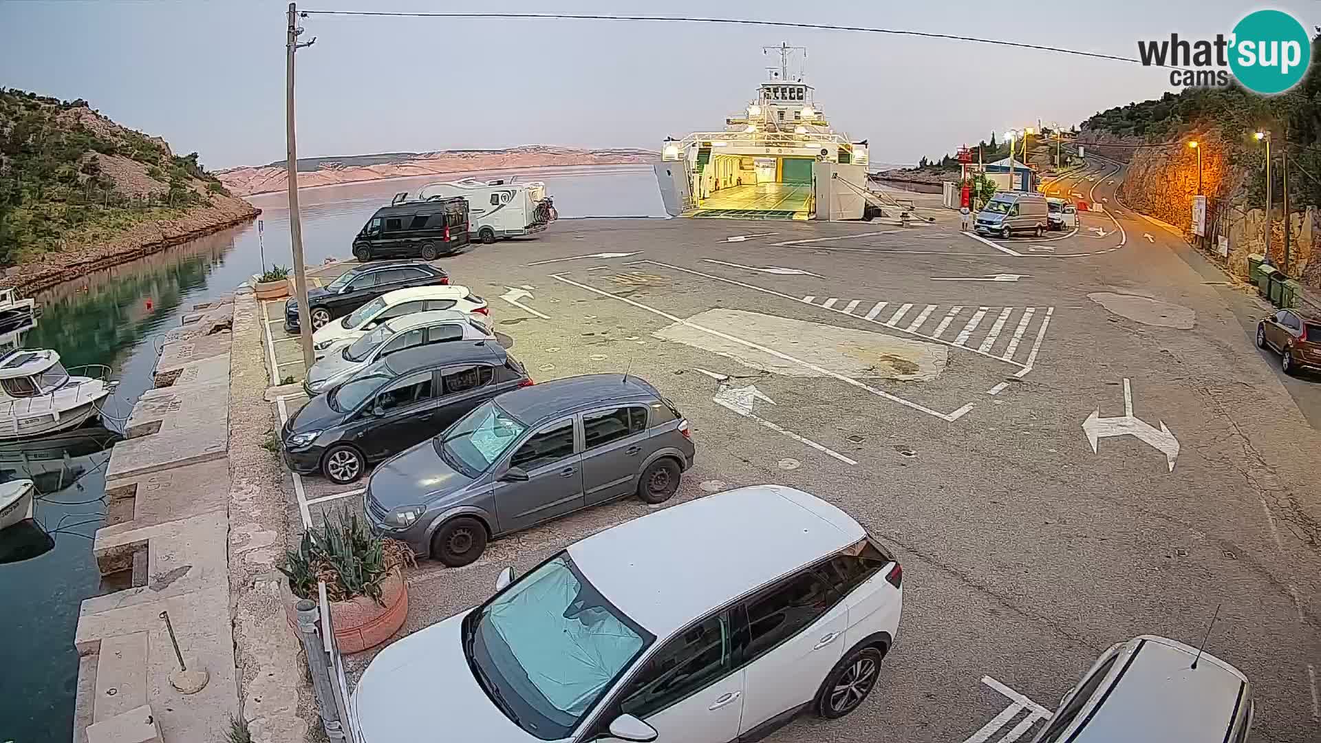 Spletna kamera trajektno pristanišče Prizna – proti otoku Pag