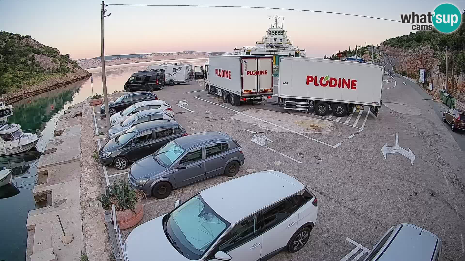Spletna kamera trajektno pristanišče Prizna – proti otoku Pag