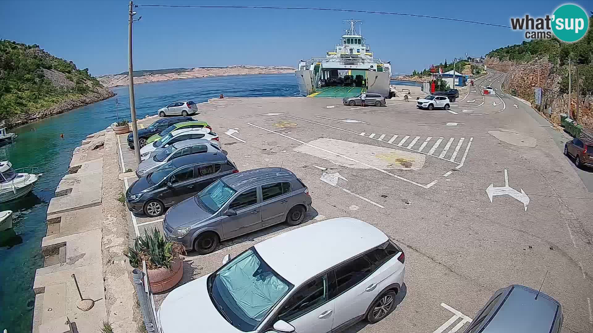Spletna kamera trajektno pristanišče Prizna – proti otoku Pag