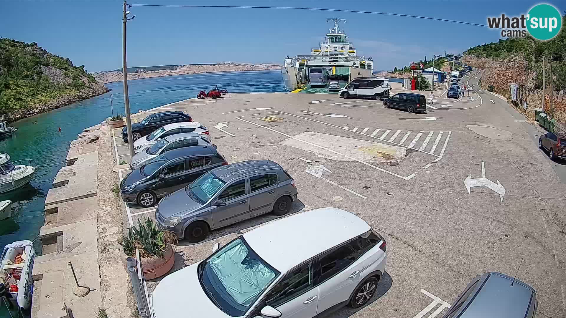 Spletna kamera trajektno pristanišče Prizna – proti otoku Pag