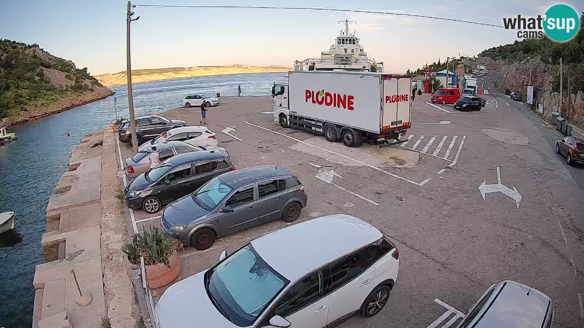 Spletna kamera trajektno pristanišče Prizna – proti otoku Pag