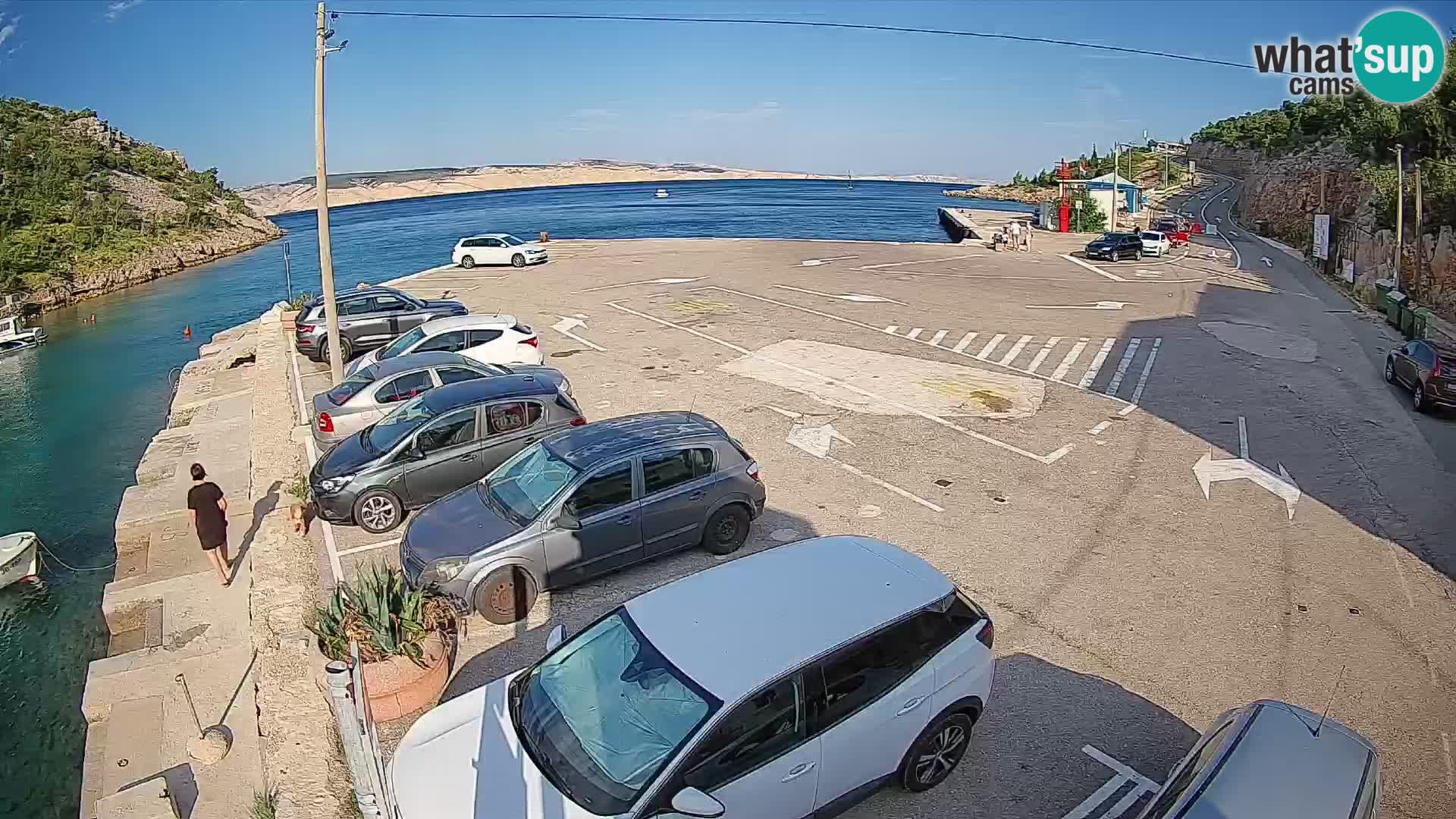 Spletna kamera trajektno pristanišče Prizna – proti otoku Pag