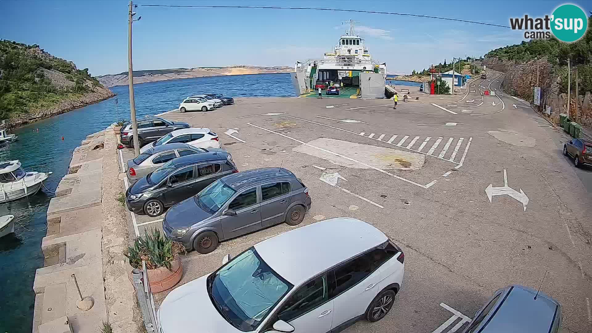 Spletna kamera trajektno pristanišče Prizna – proti otoku Pag