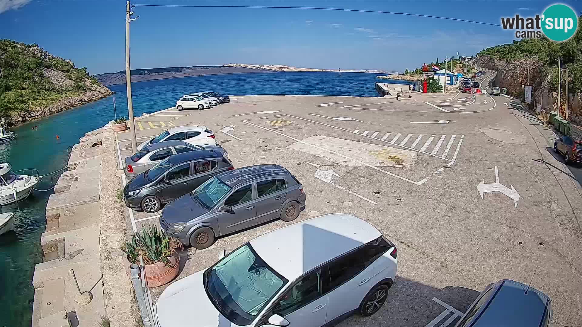 Spletna kamera trajektno pristanišče Prizna – proti otoku Pag