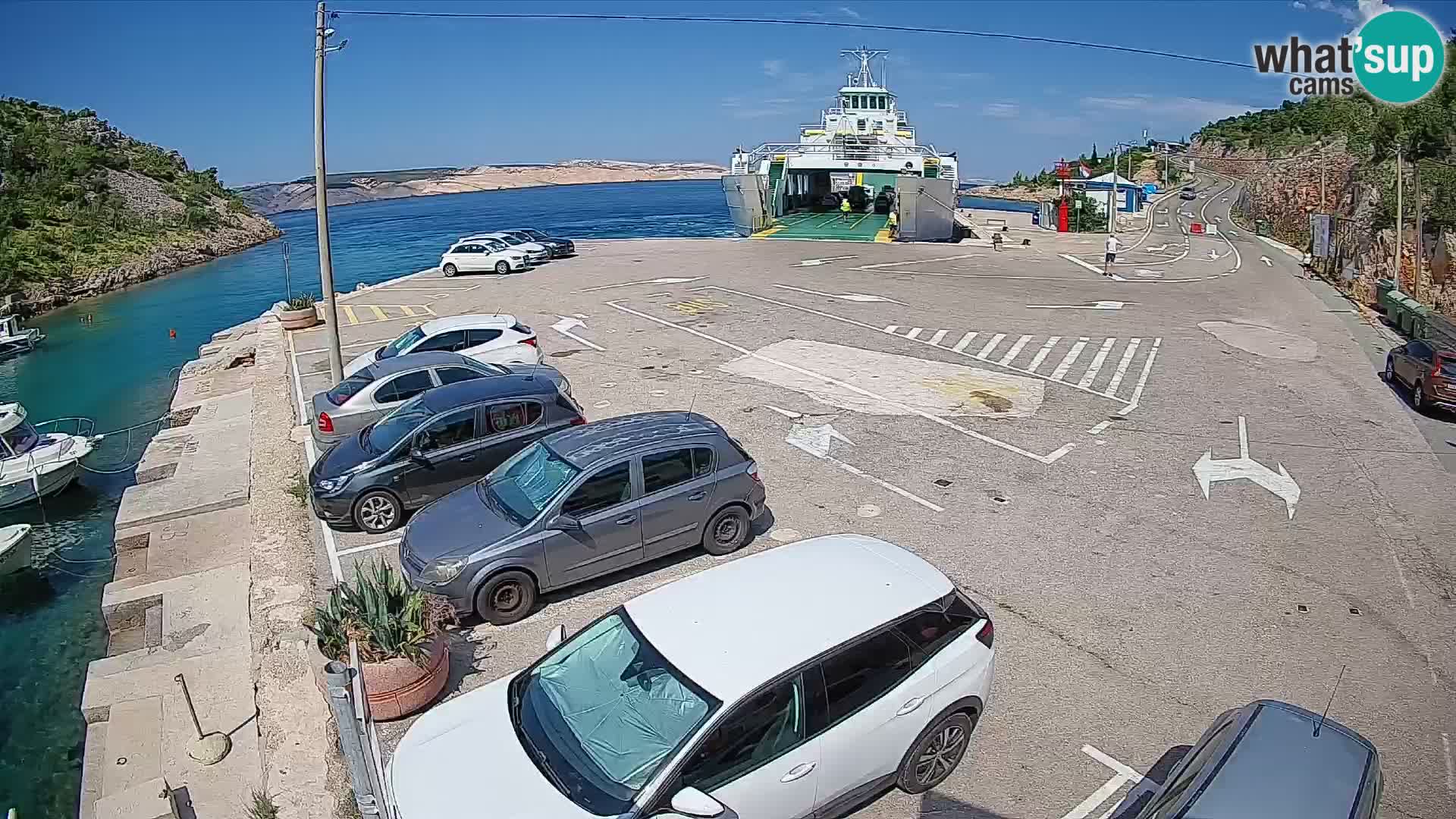Spletna kamera trajektno pristanišče Prizna – proti otoku Pag