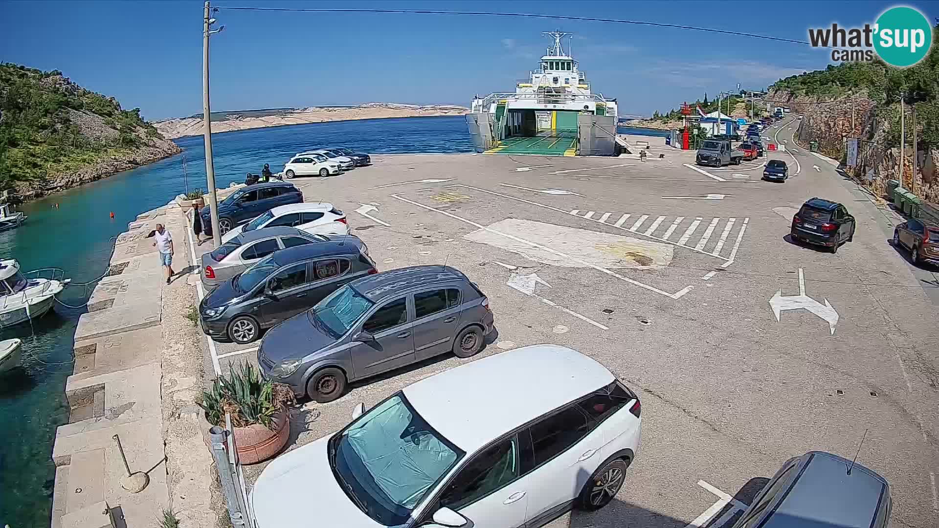 Spletna kamera trajektno pristanišče Prizna – proti otoku Pag
