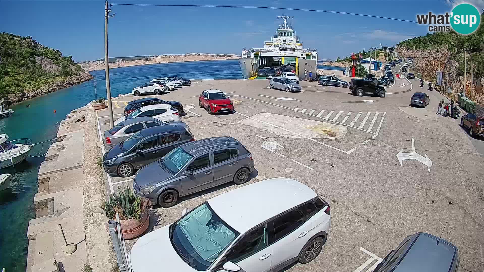 Spletna kamera trajektno pristanišče Prizna – proti otoku Pag