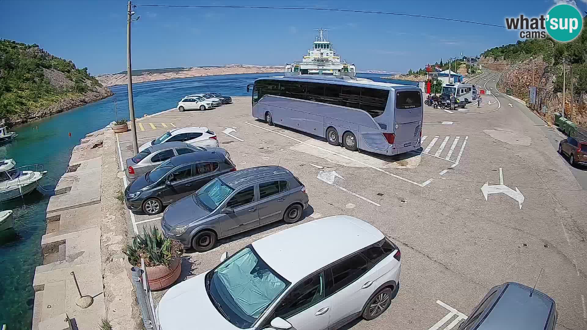 Spletna kamera trajektno pristanišče Prizna – proti otoku Pag
