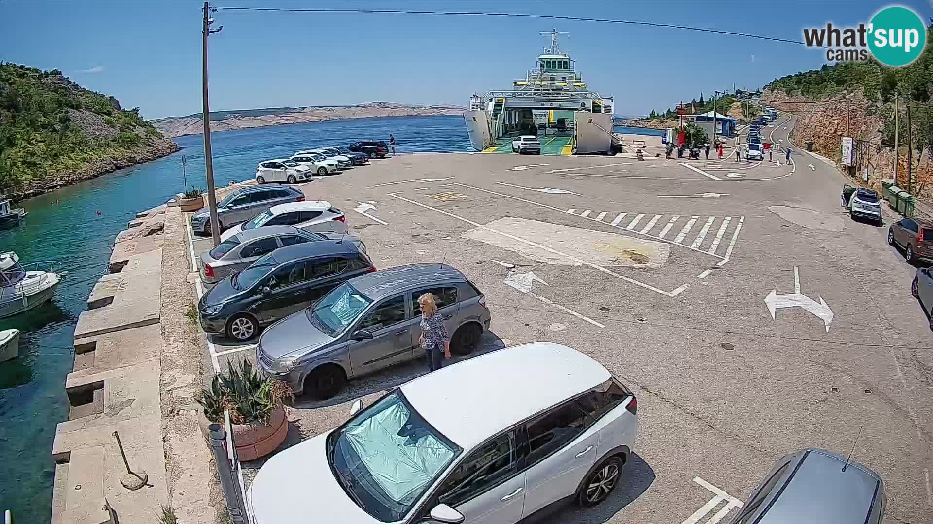 Spletna kamera trajektno pristanišče Prizna – proti otoku Pag