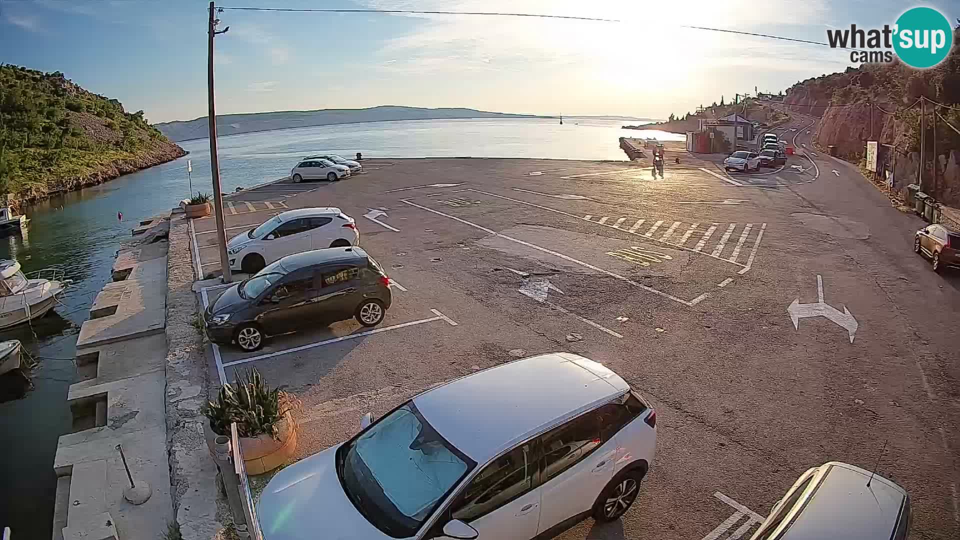 Spletna kamera trajektno pristanišče Prizna – proti otoku Pag