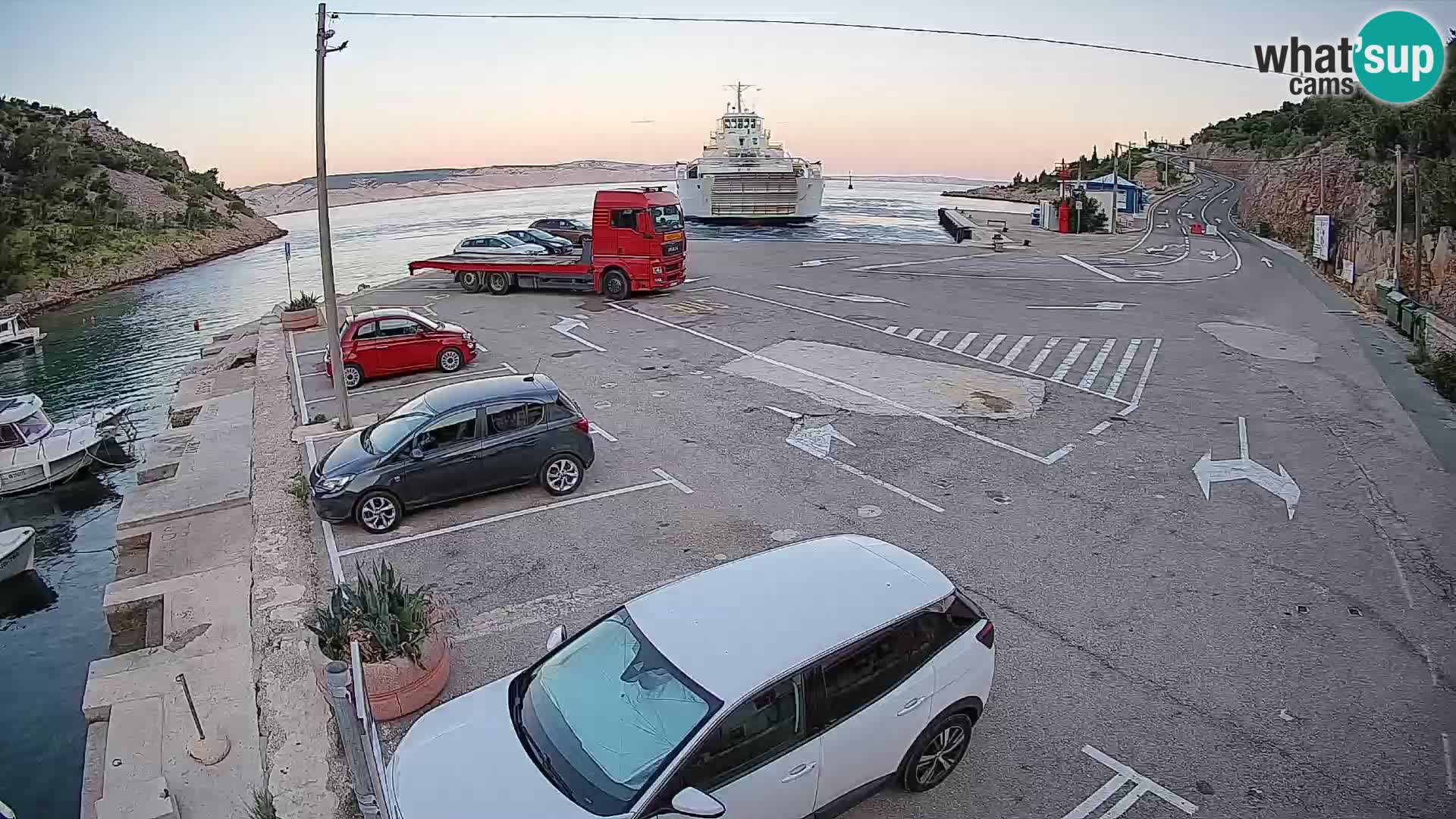 Spletna kamera trajektno pristanišče Prizna – proti otoku Pag