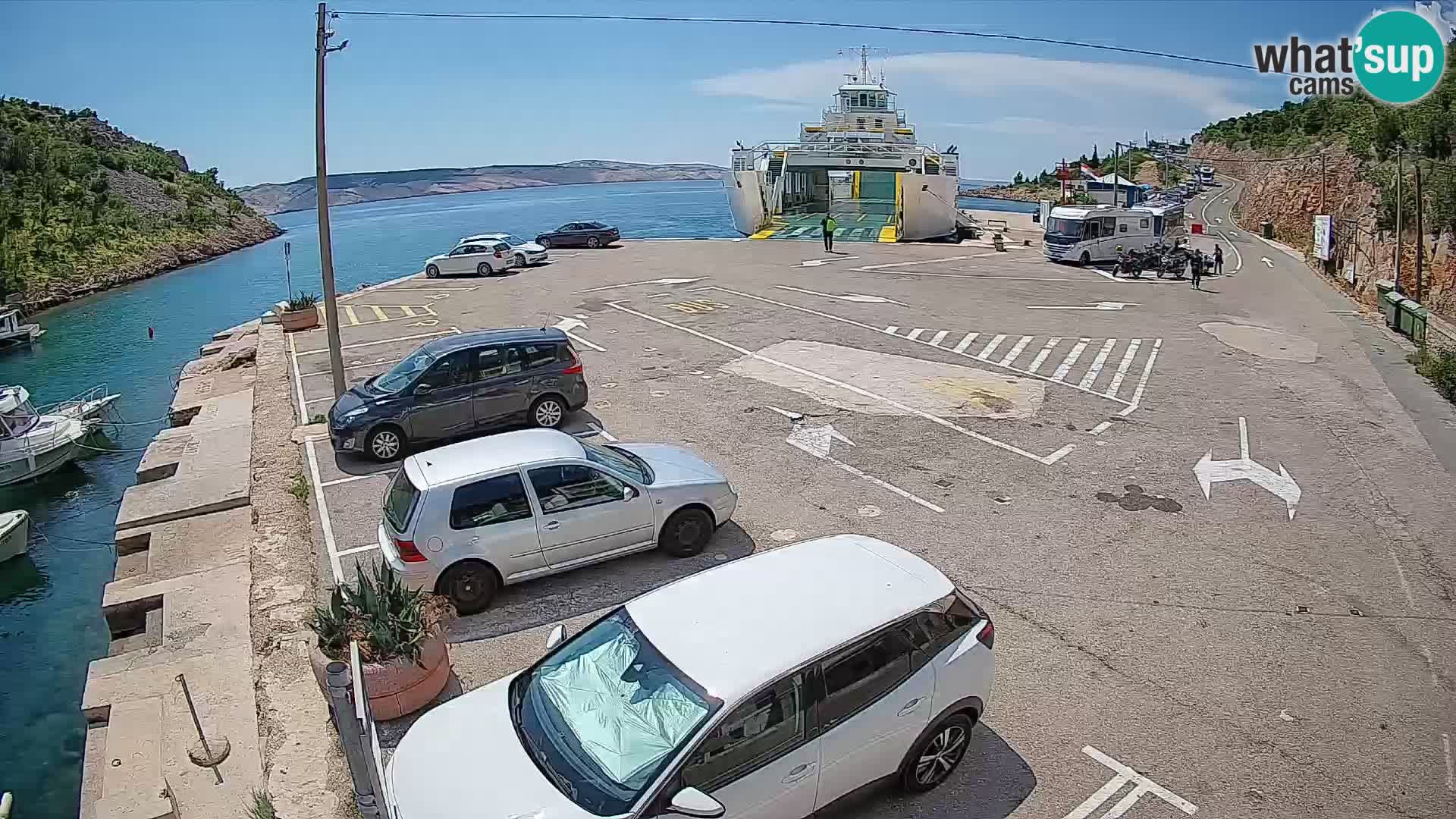 Spletna kamera trajektno pristanišče Prizna – proti otoku Pag