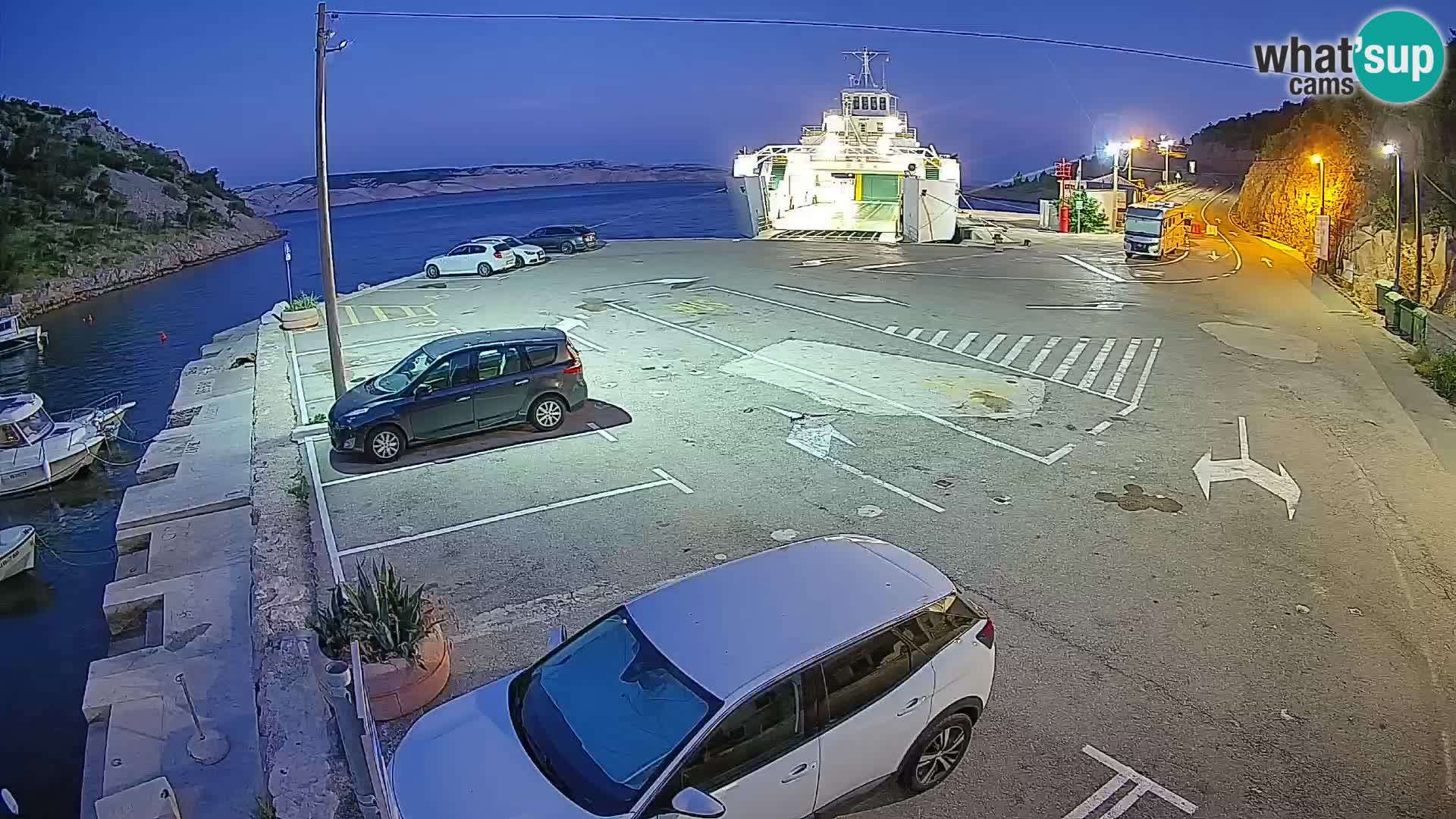 Spletna kamera trajektno pristanišče Prizna – proti otoku Pag