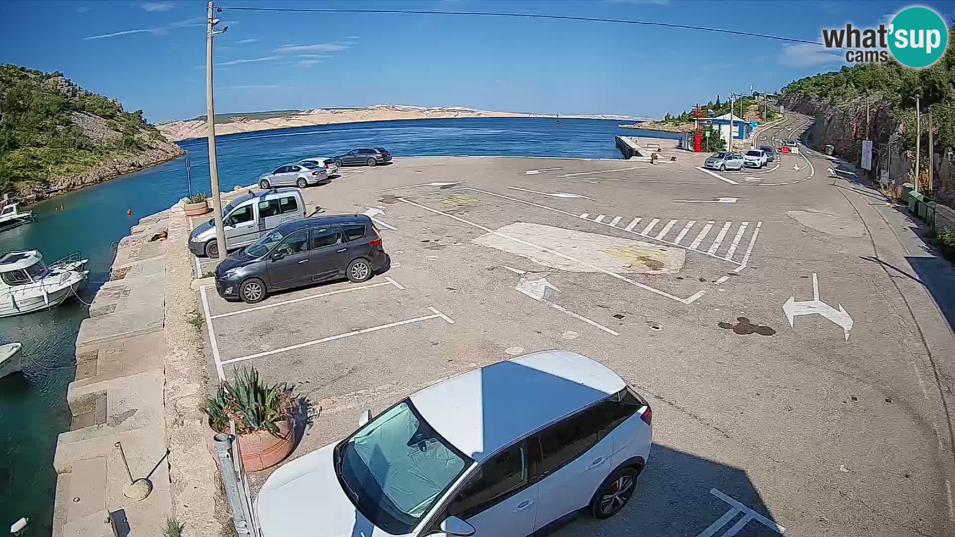 Spletna kamera trajektno pristanišče Prizna – proti otoku Pag