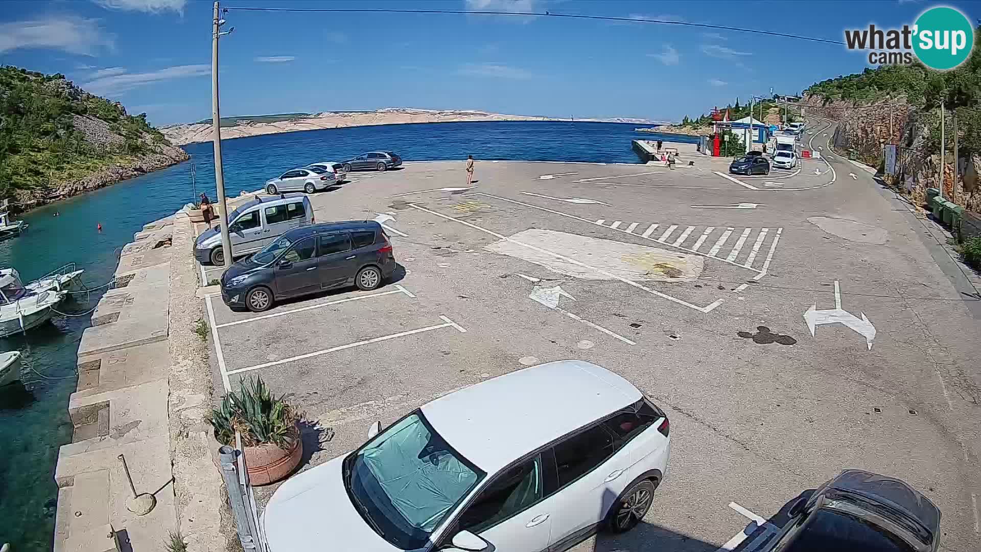 Spletna kamera trajektno pristanišče Prizna – proti otoku Pag