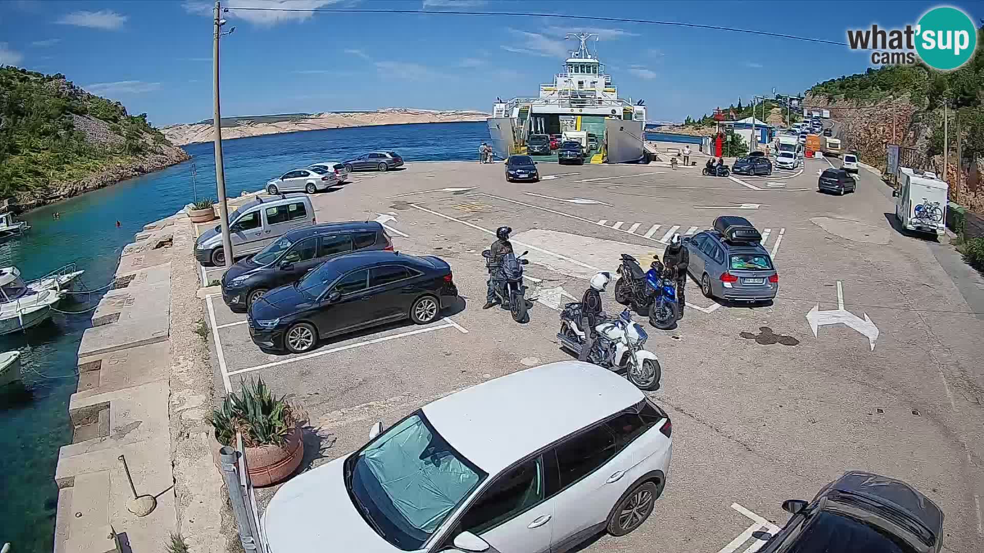 Spletna kamera trajektno pristanišče Prizna – proti otoku Pag