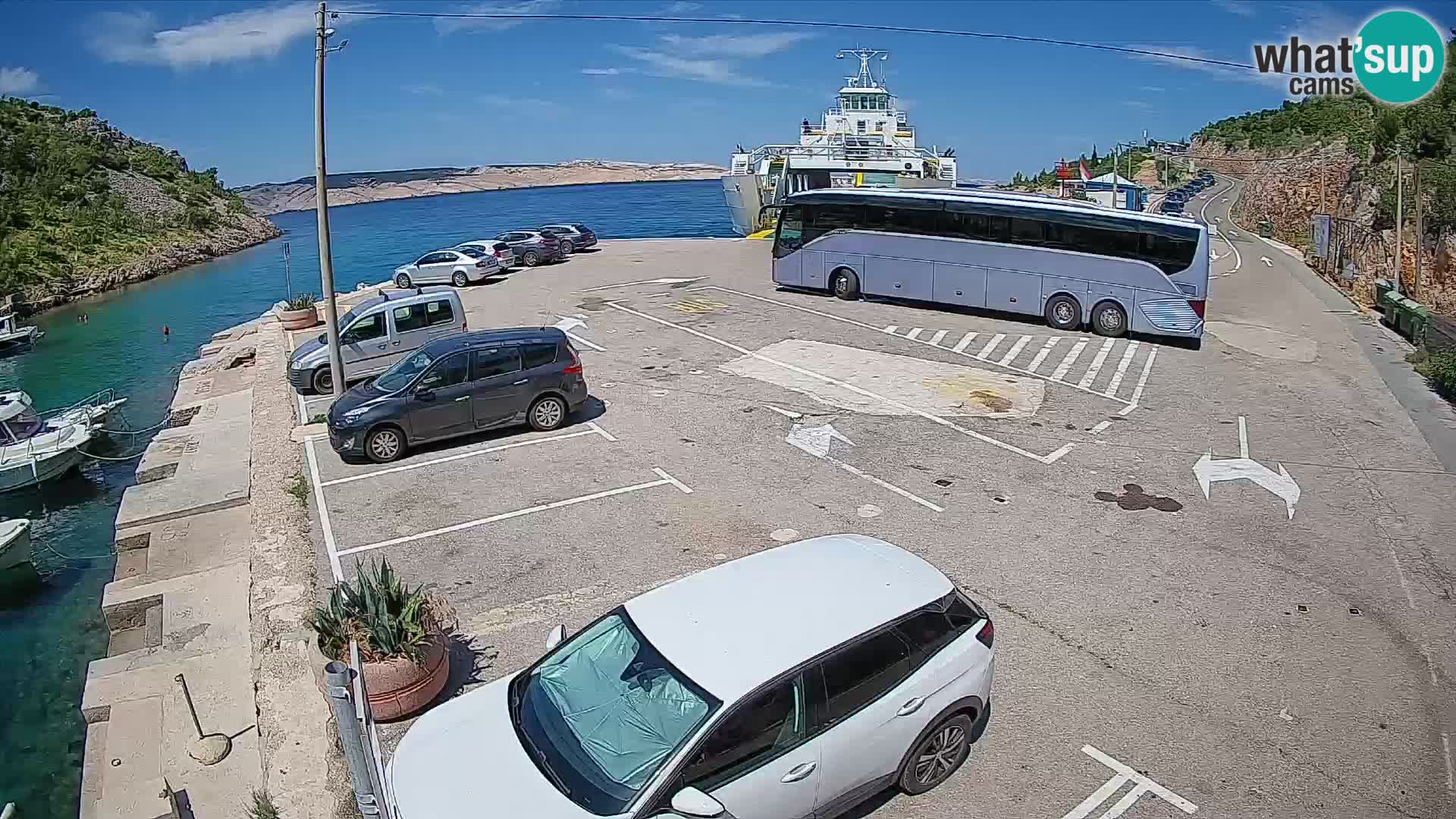 Spletna kamera trajektno pristanišče Prizna – proti otoku Pag