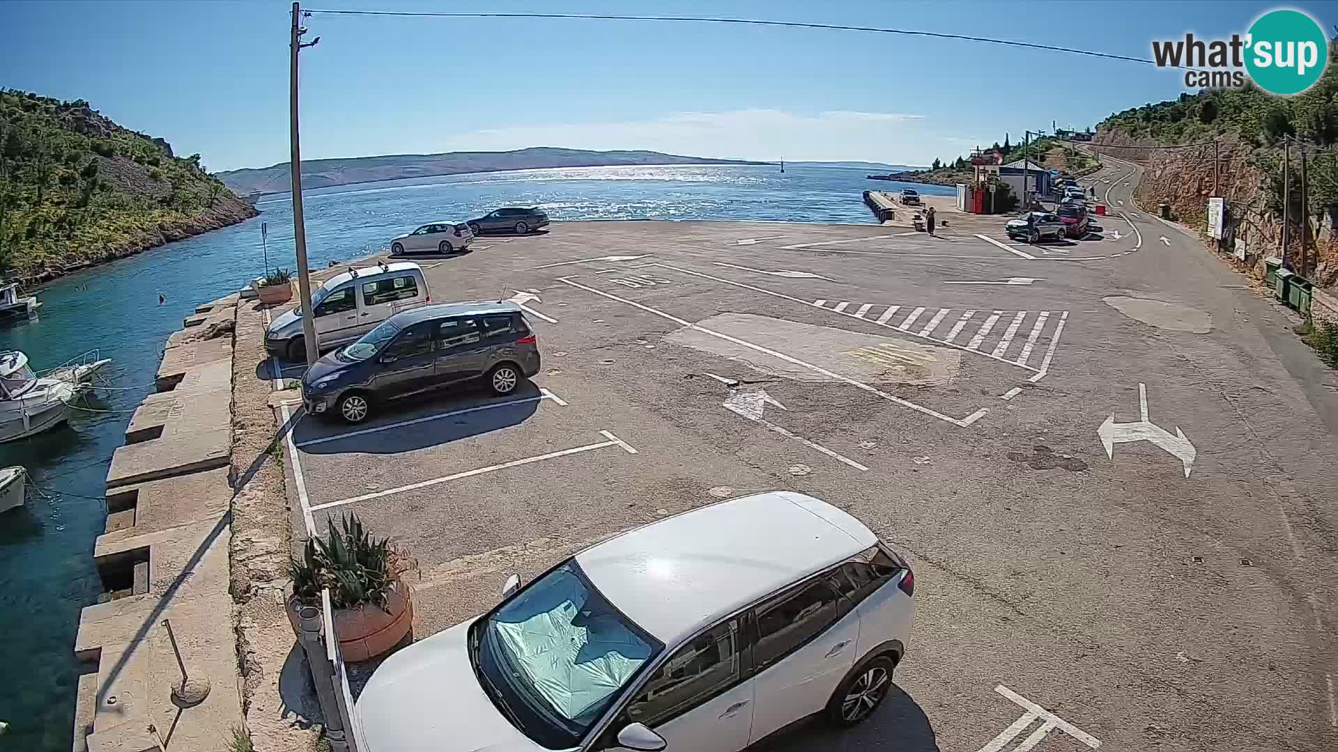 Spletna kamera trajektno pristanišče Prizna – proti otoku Pag