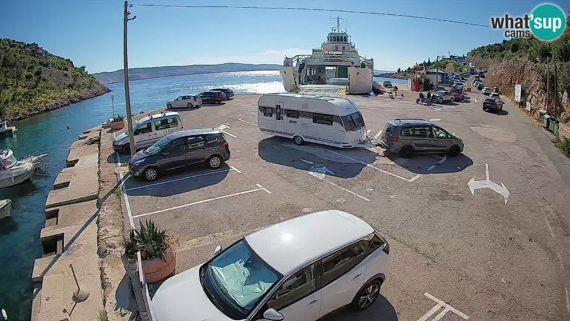 Spletna kamera trajektno pristanišče Prizna – proti otoku Pag