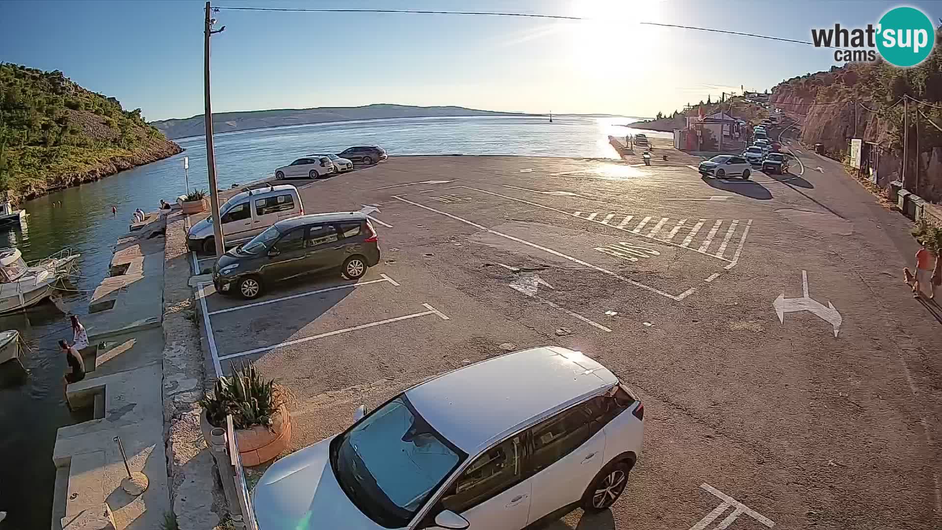 Spletna kamera trajektno pristanišče Prizna – proti otoku Pag