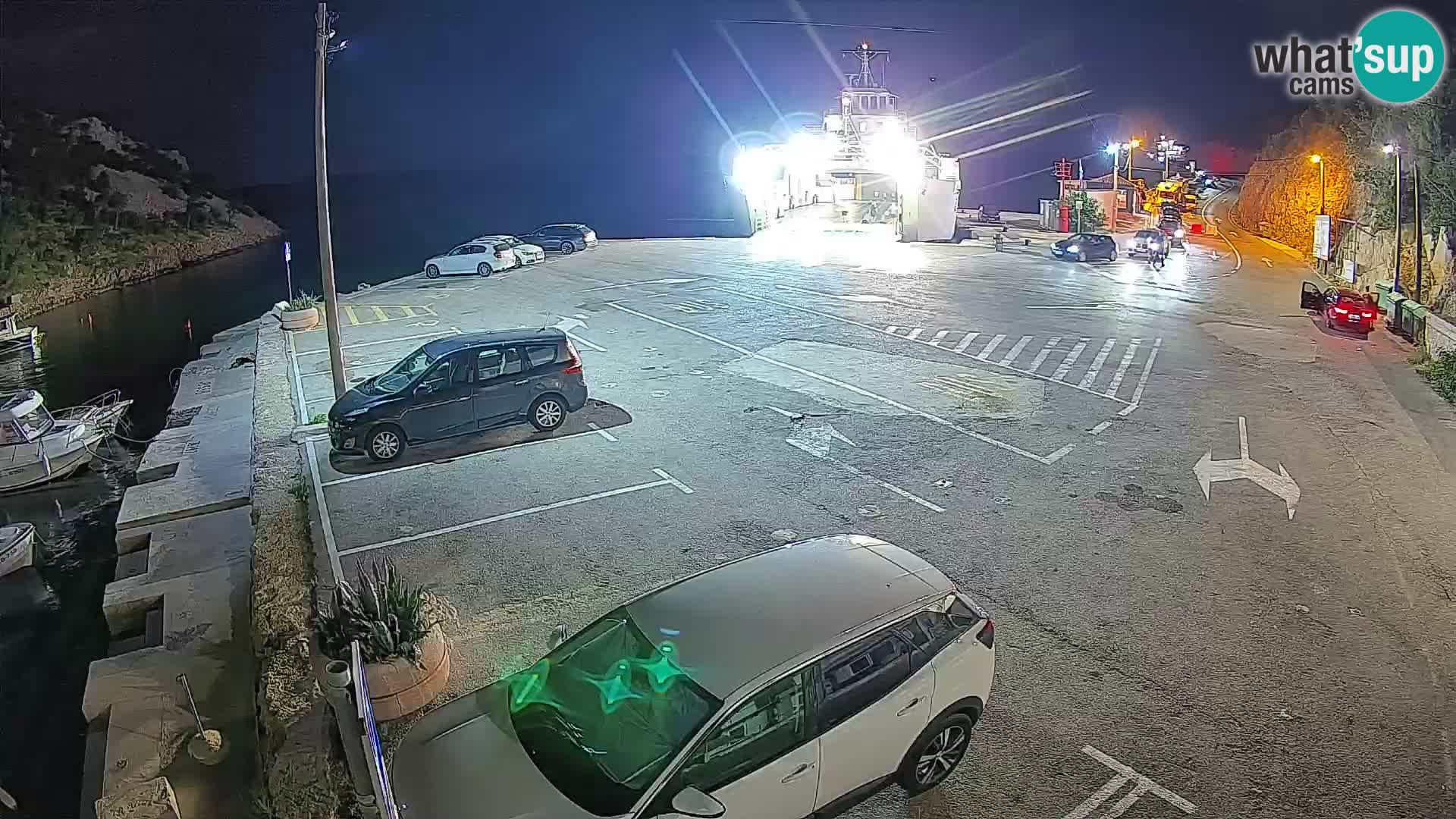 Spletna kamera trajektno pristanišče Prizna – proti otoku Pag