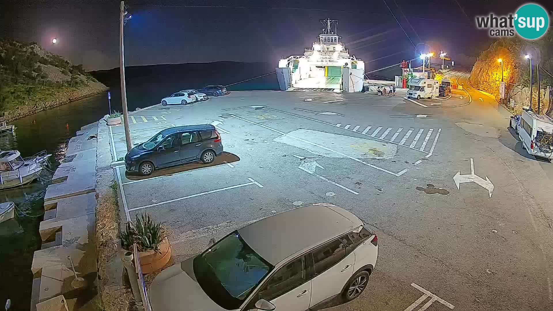 Spletna kamera trajektno pristanišče Prizna – proti otoku Pag