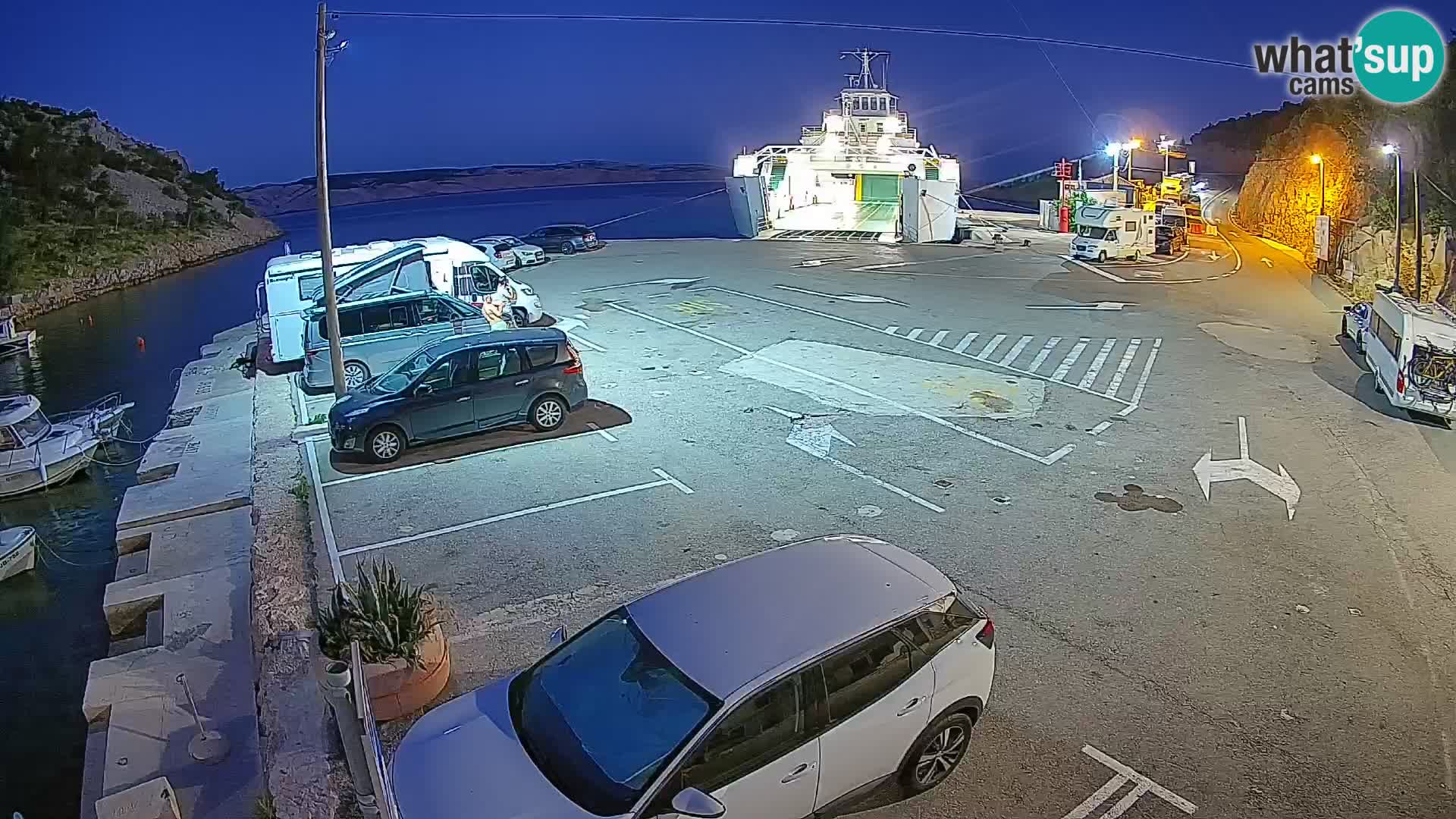 Spletna kamera trajektno pristanišče Prizna – proti otoku Pag