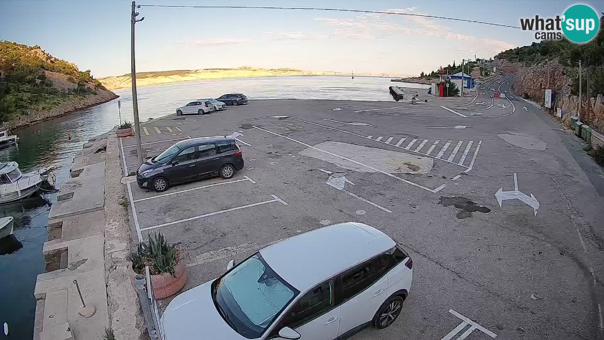 Spletna kamera trajektno pristanišče Prizna – proti otoku Pag