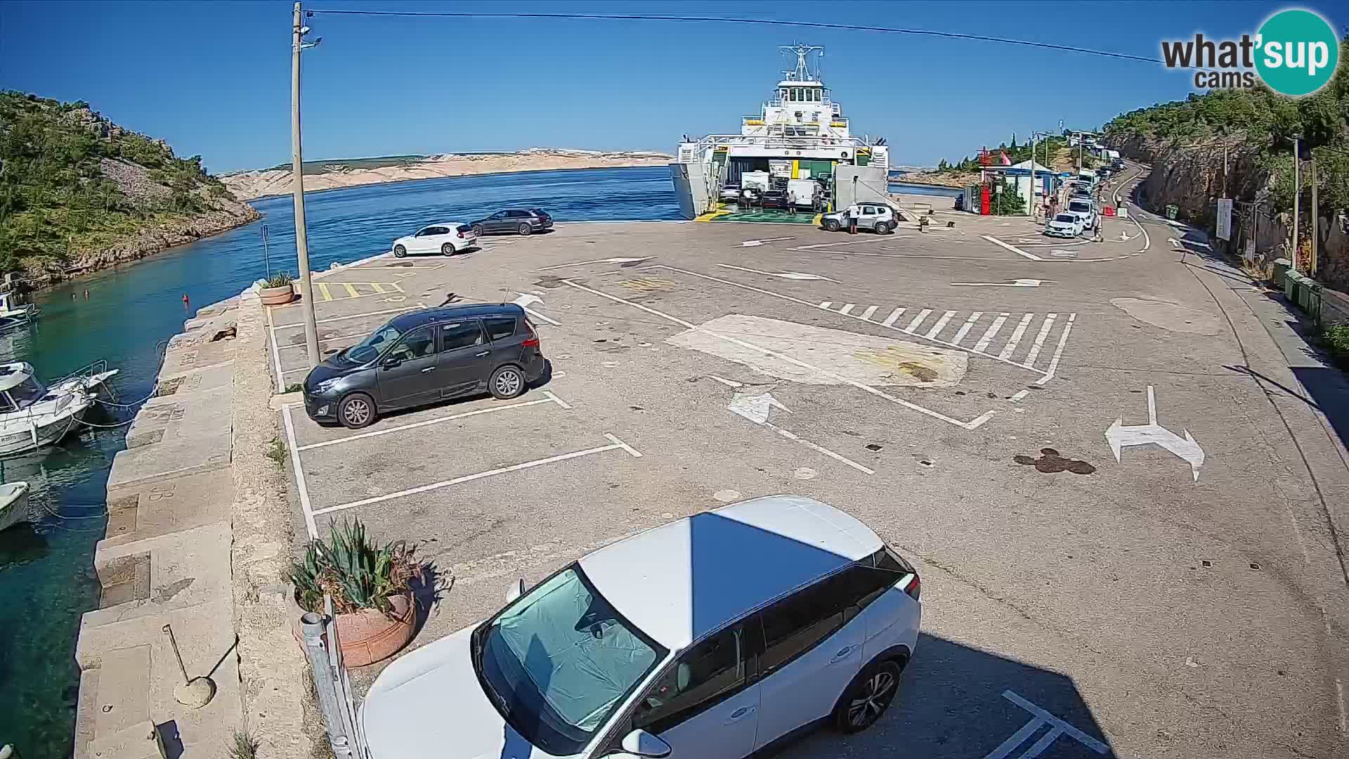 Spletna kamera trajektno pristanišče Prizna – proti otoku Pag