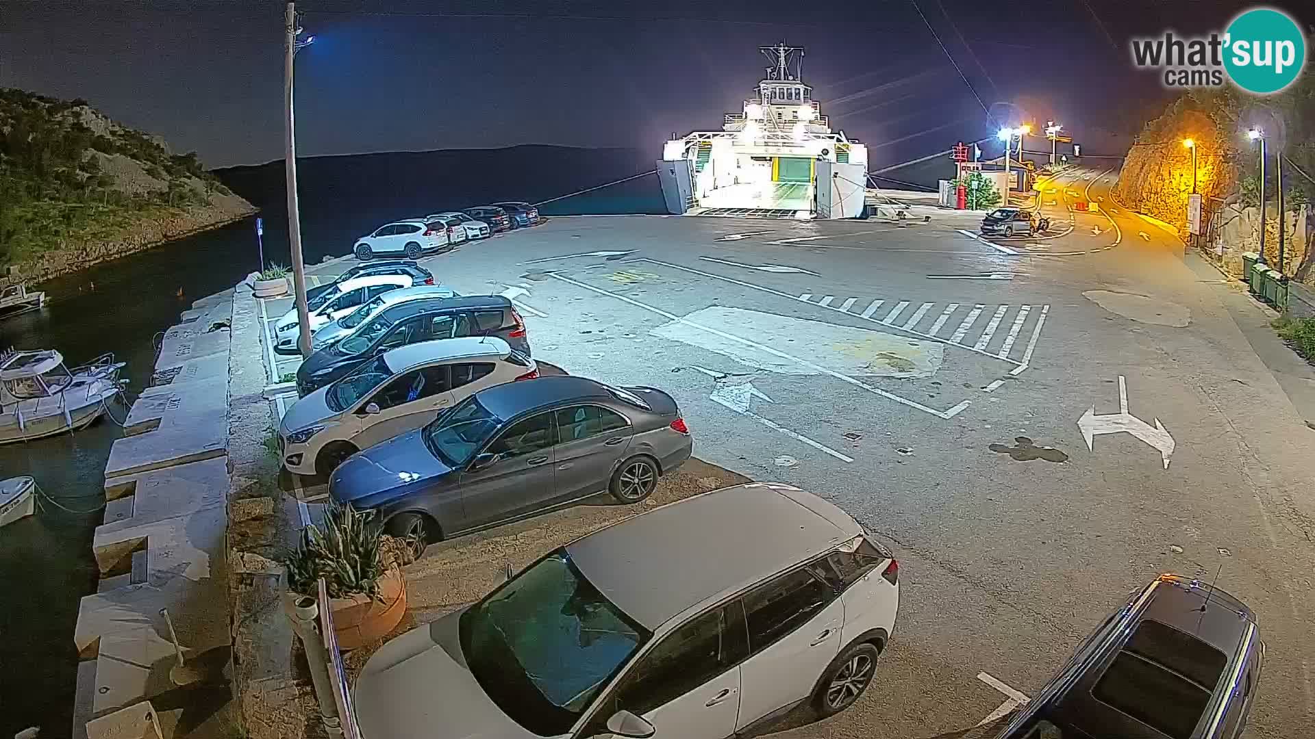 Spletna kamera trajektno pristanišče Prizna – proti otoku Pag