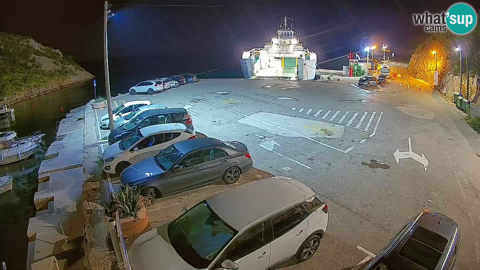 Spletna kamera trajektno pristanišče Prizna – proti otoku Pag