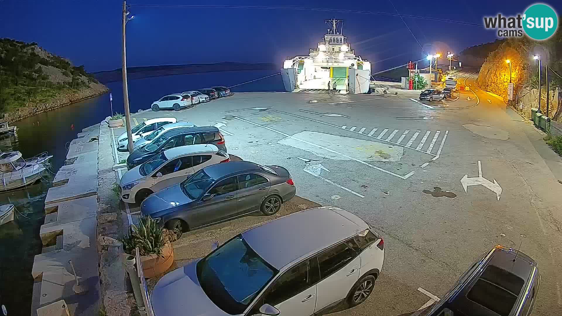 Spletna kamera trajektno pristanišče Prizna – proti otoku Pag
