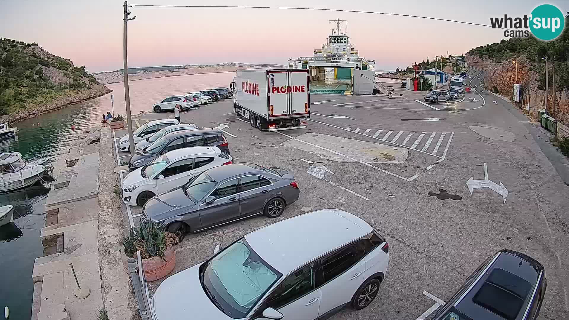 Spletna kamera trajektno pristanišče Prizna – proti otoku Pag