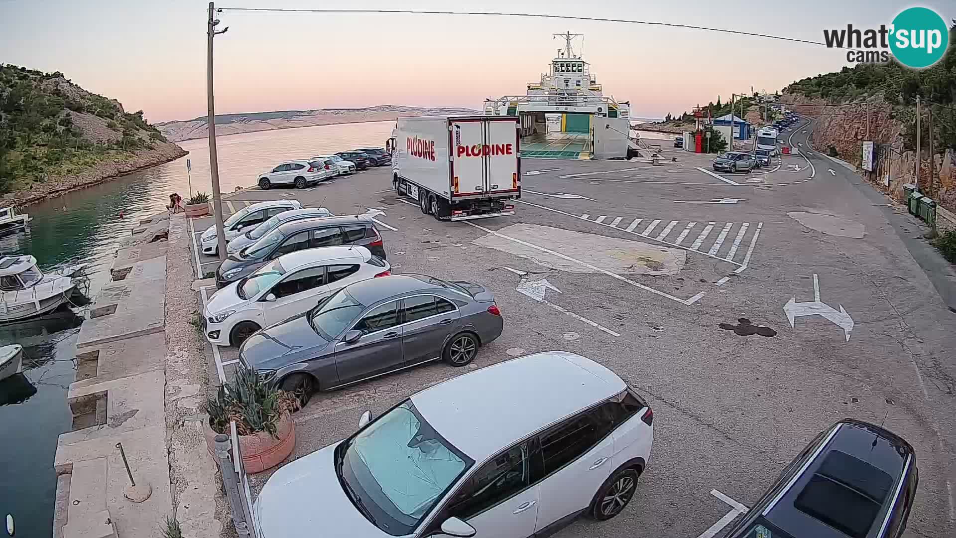 Spletna kamera trajektno pristanišče Prizna – proti otoku Pag