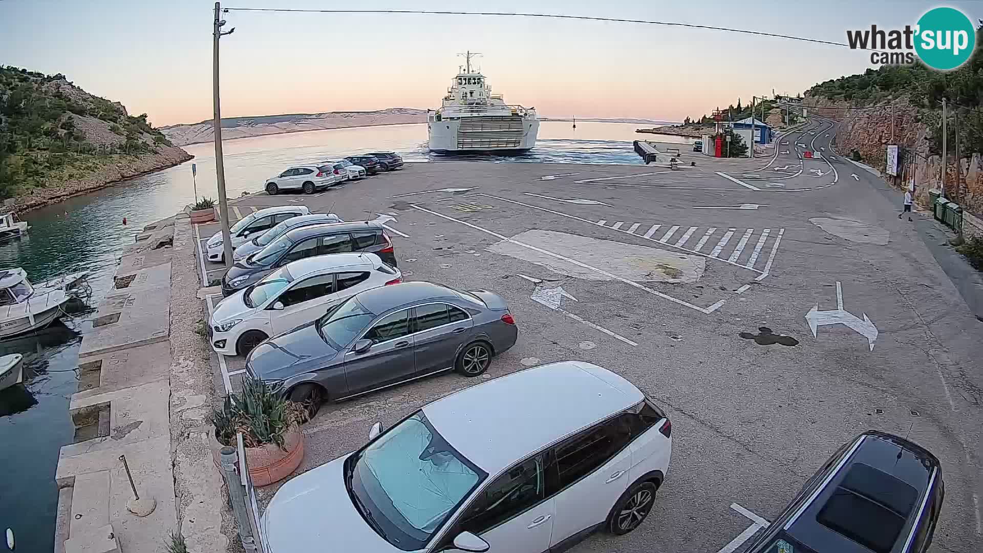 Spletna kamera trajektno pristanišče Prizna – proti otoku Pag