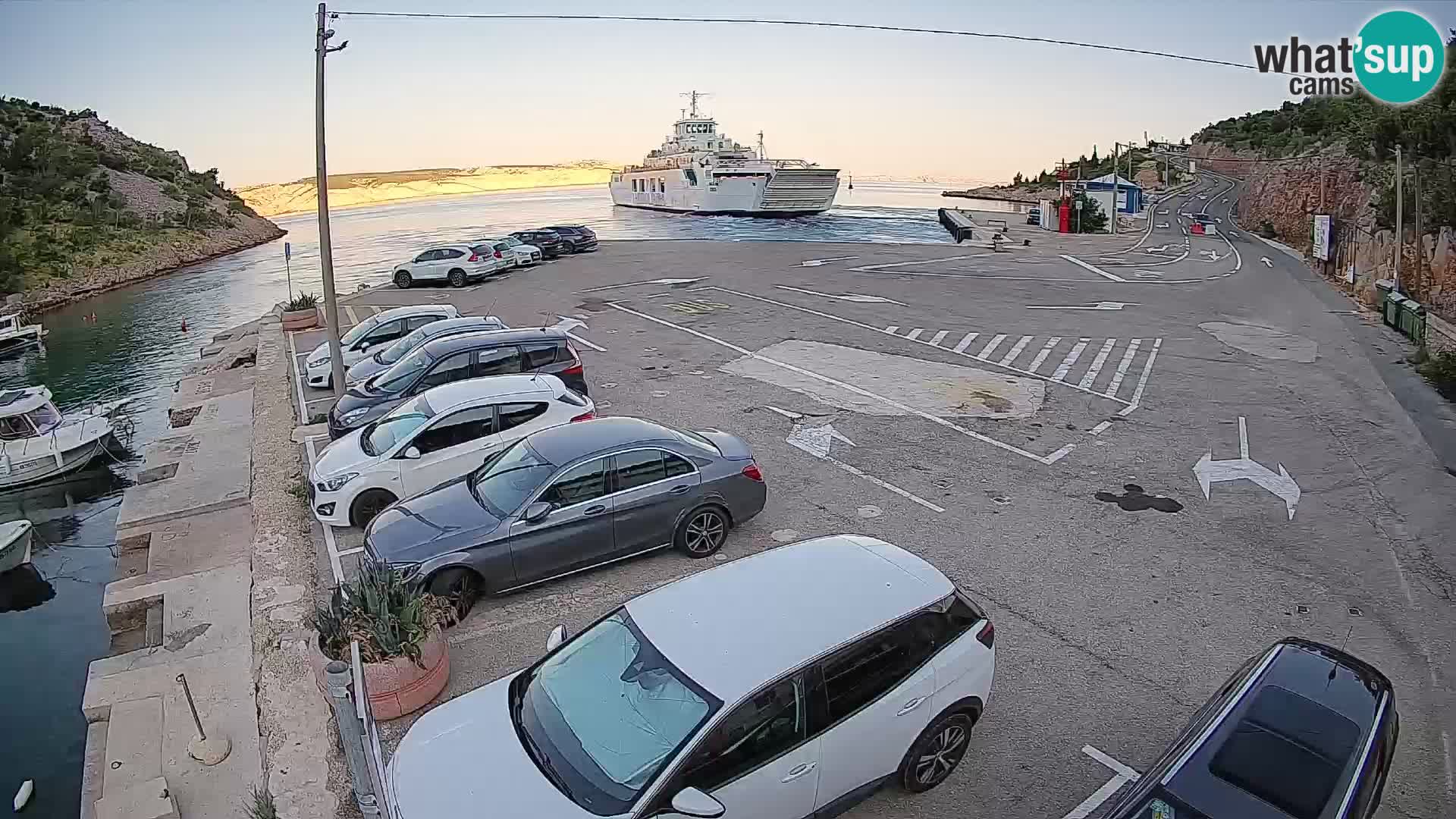 Spletna kamera trajektno pristanišče Prizna – proti otoku Pag