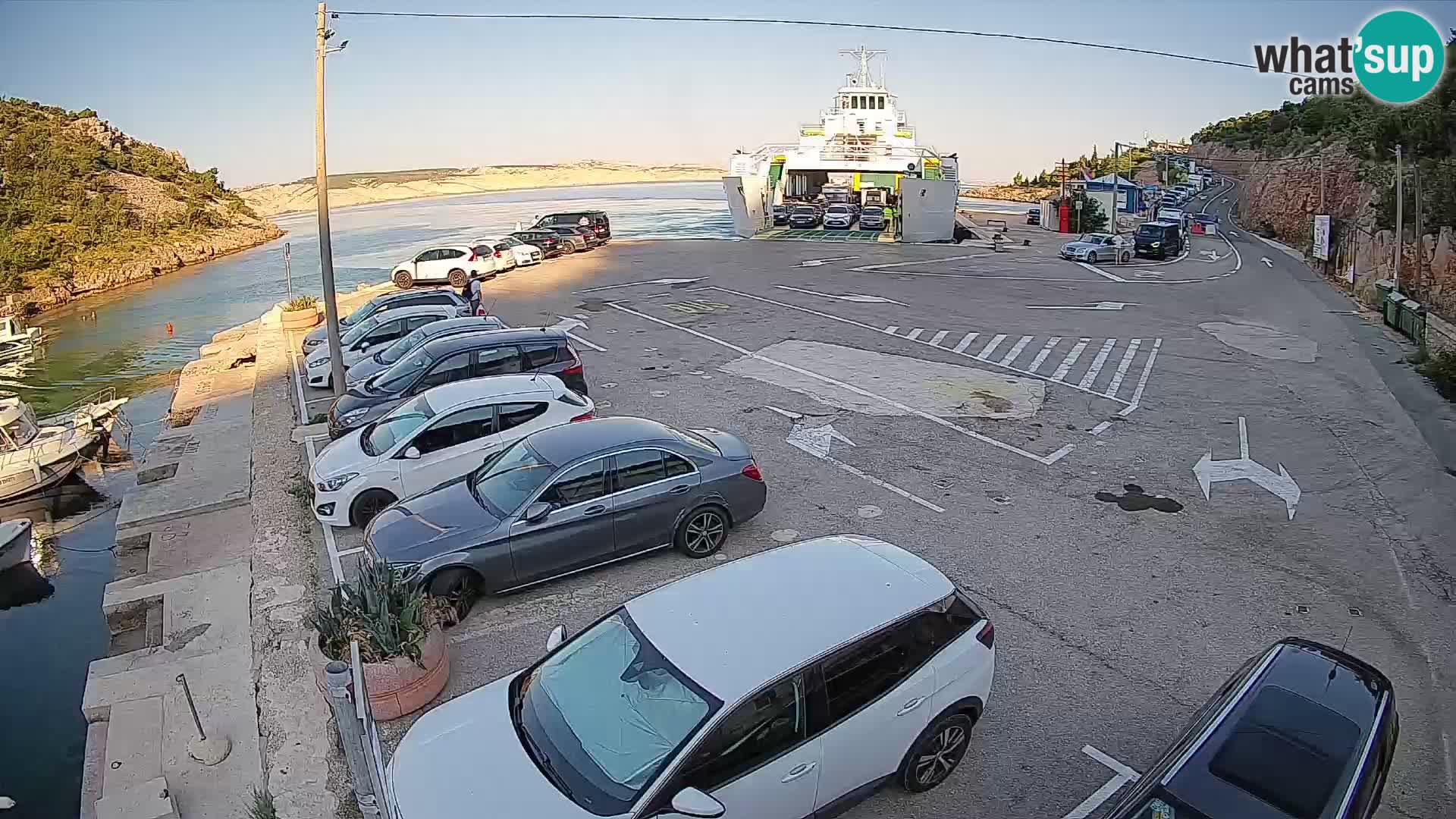 Webcam del puerto de ferris de Prizna – hacia la isla de Pag