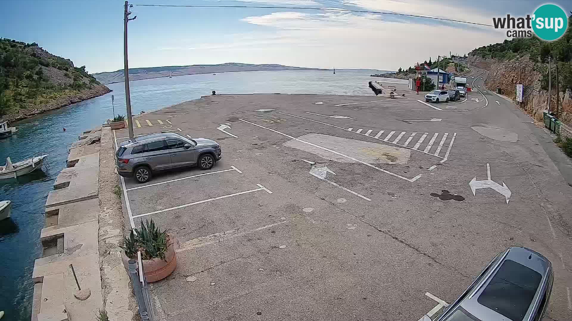 Spletna kamera trajektno pristanišče Prizna – proti otoku Pag