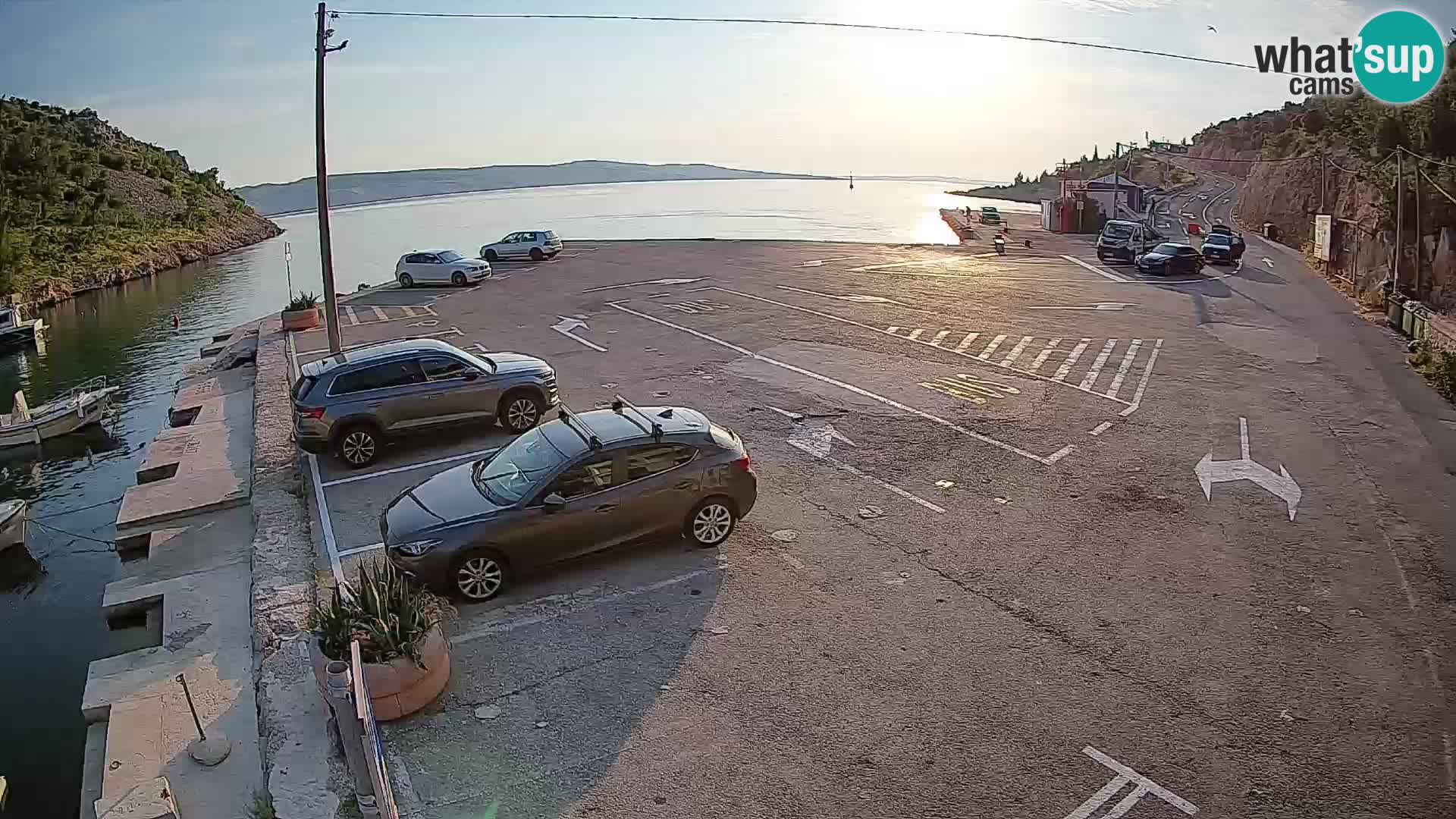 Spletna kamera trajektno pristanišče Prizna – proti otoku Pag