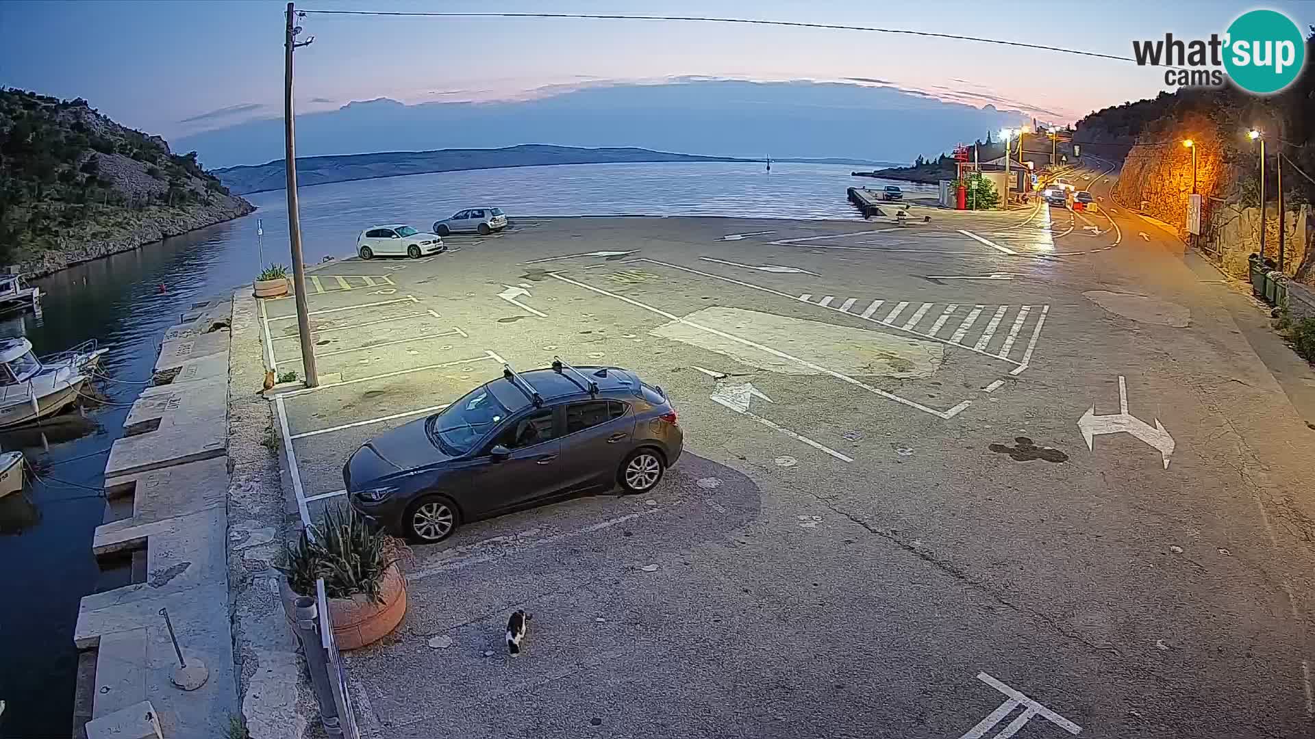 Spletna kamera trajektno pristanišče Prizna – proti otoku Pag