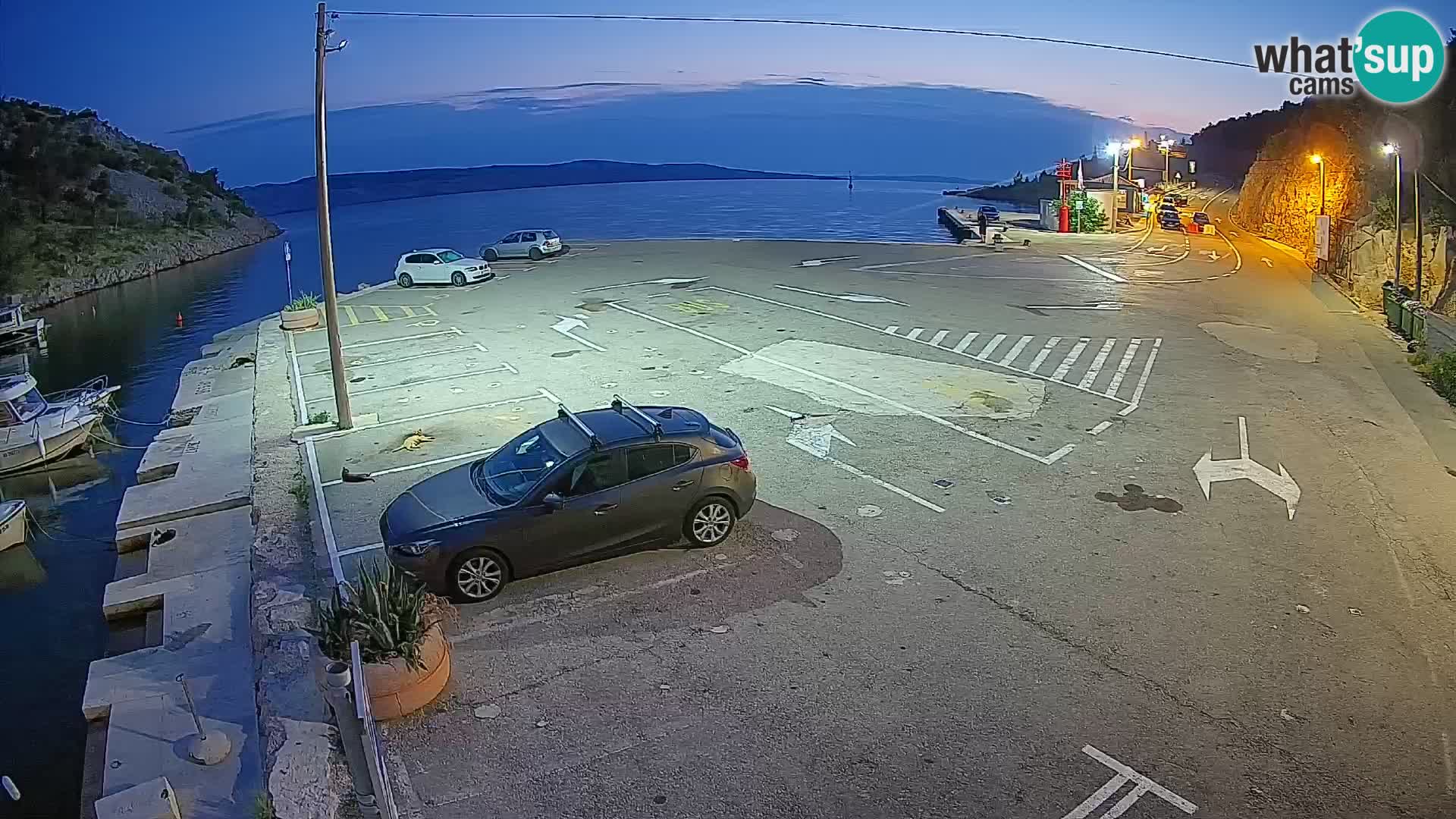 Spletna kamera trajektno pristanišče Prizna – proti otoku Pag