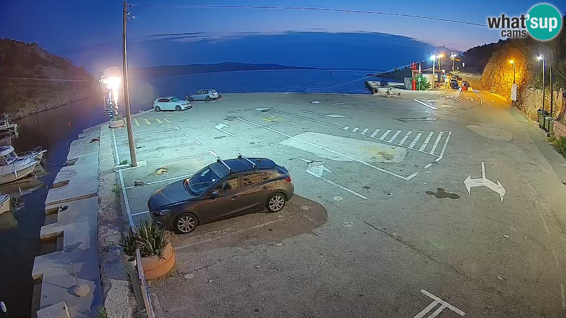 Spletna kamera trajektno pristanišče Prizna – proti otoku Pag