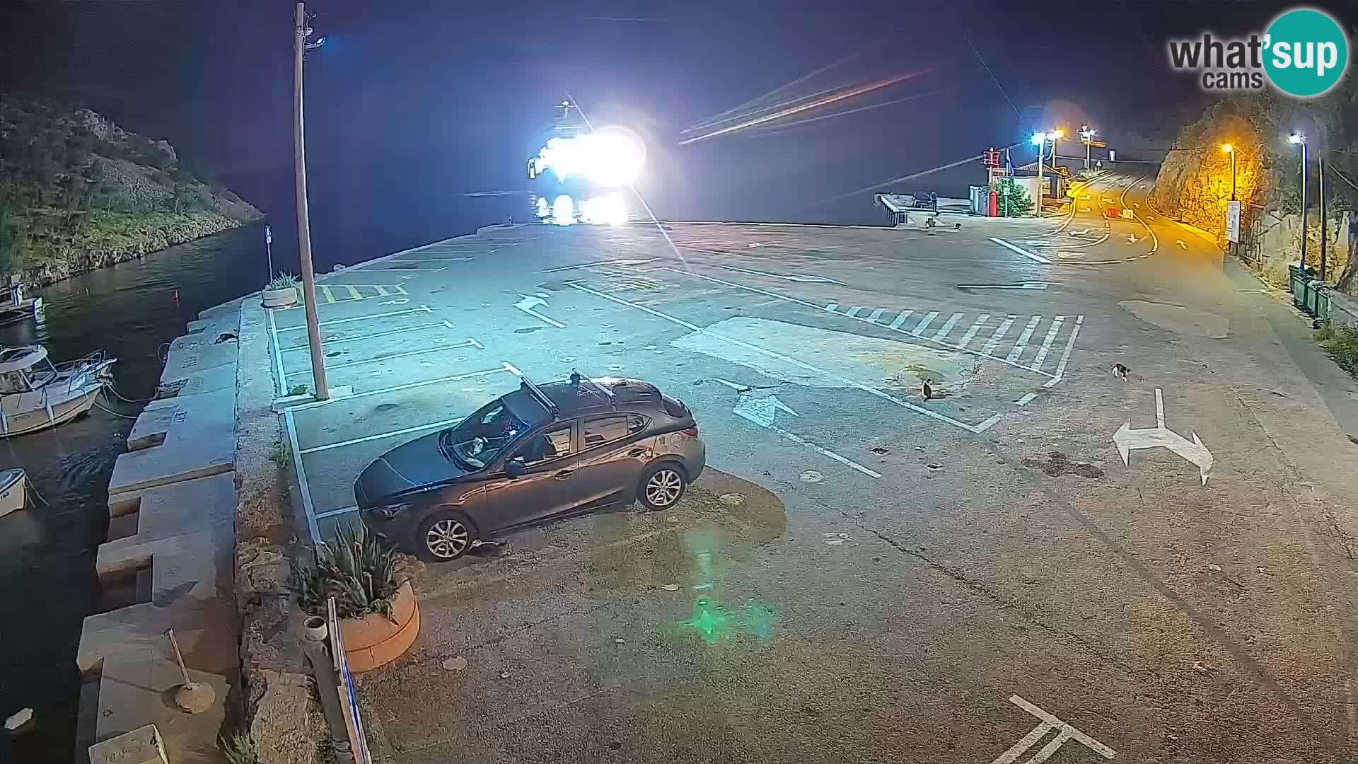 Spletna kamera trajektno pristanišče Prizna – proti otoku Pag