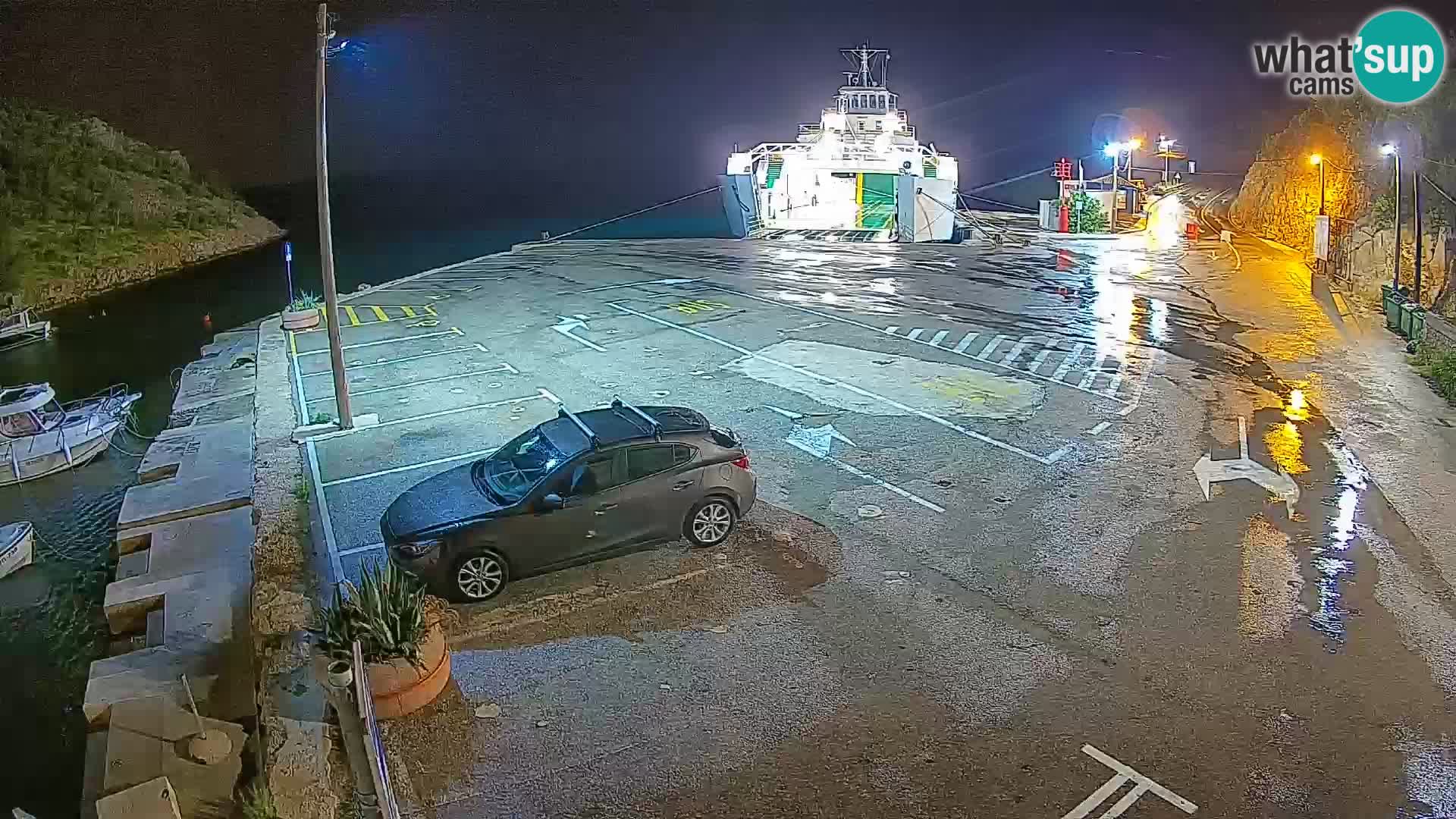 Spletna kamera trajektno pristanišče Prizna – proti otoku Pag
