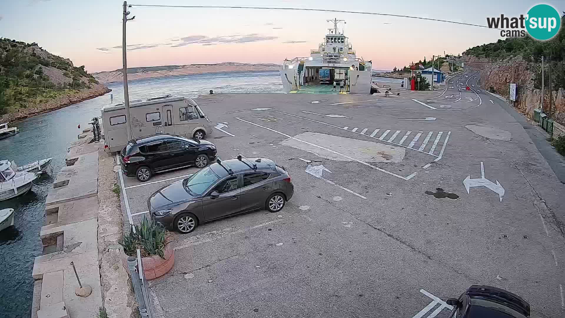 Webcam del puerto de ferris de Prizna – hacia la isla de Pag