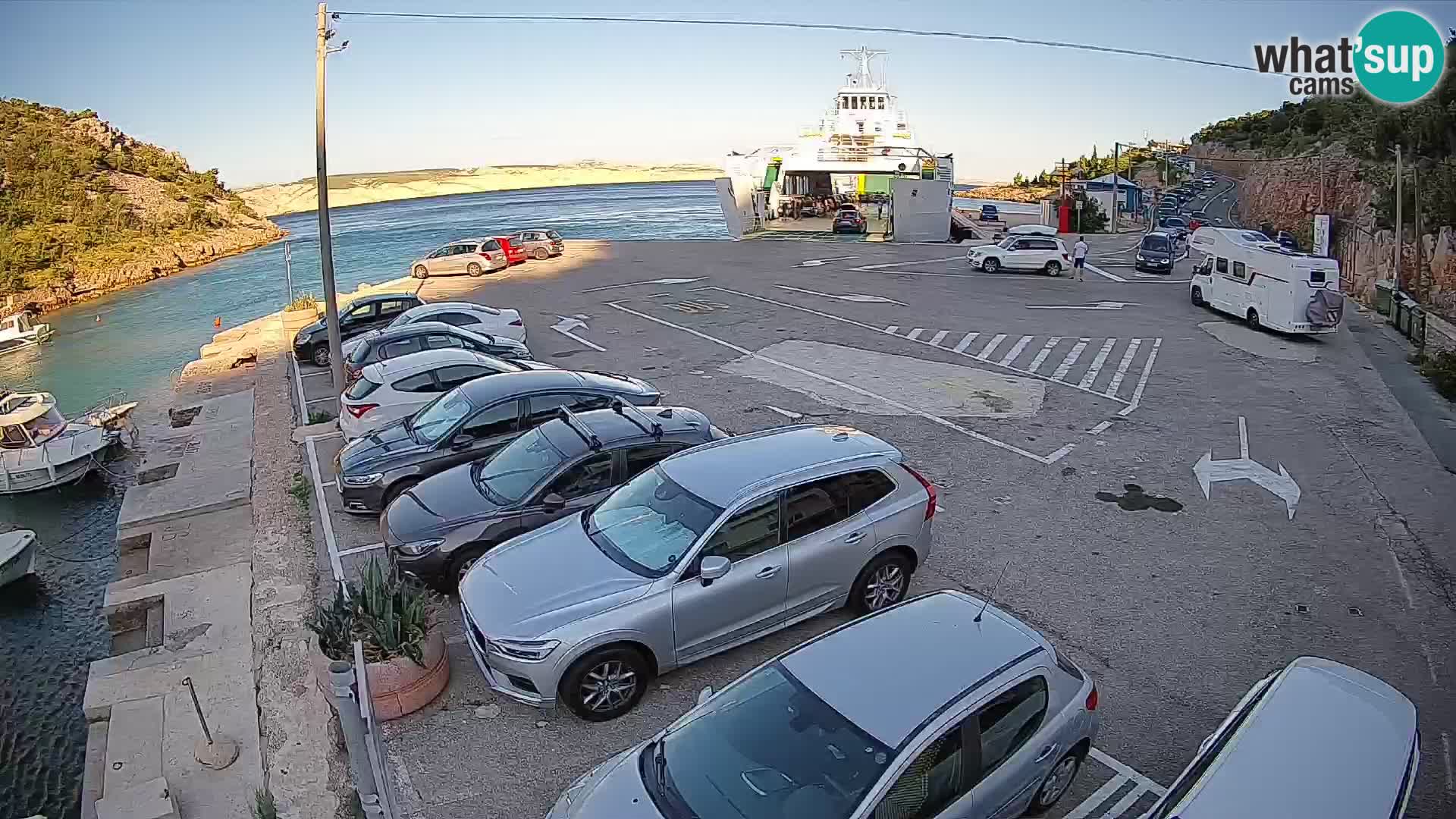 Spletna kamera trajektno pristanišče Prizna – proti otoku Pag