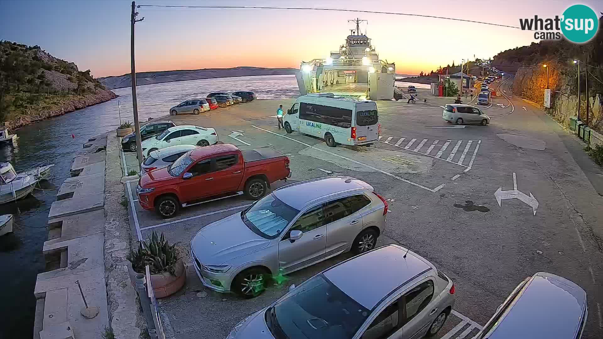 Spletna kamera trajektno pristanišče Prizna – proti otoku Pag