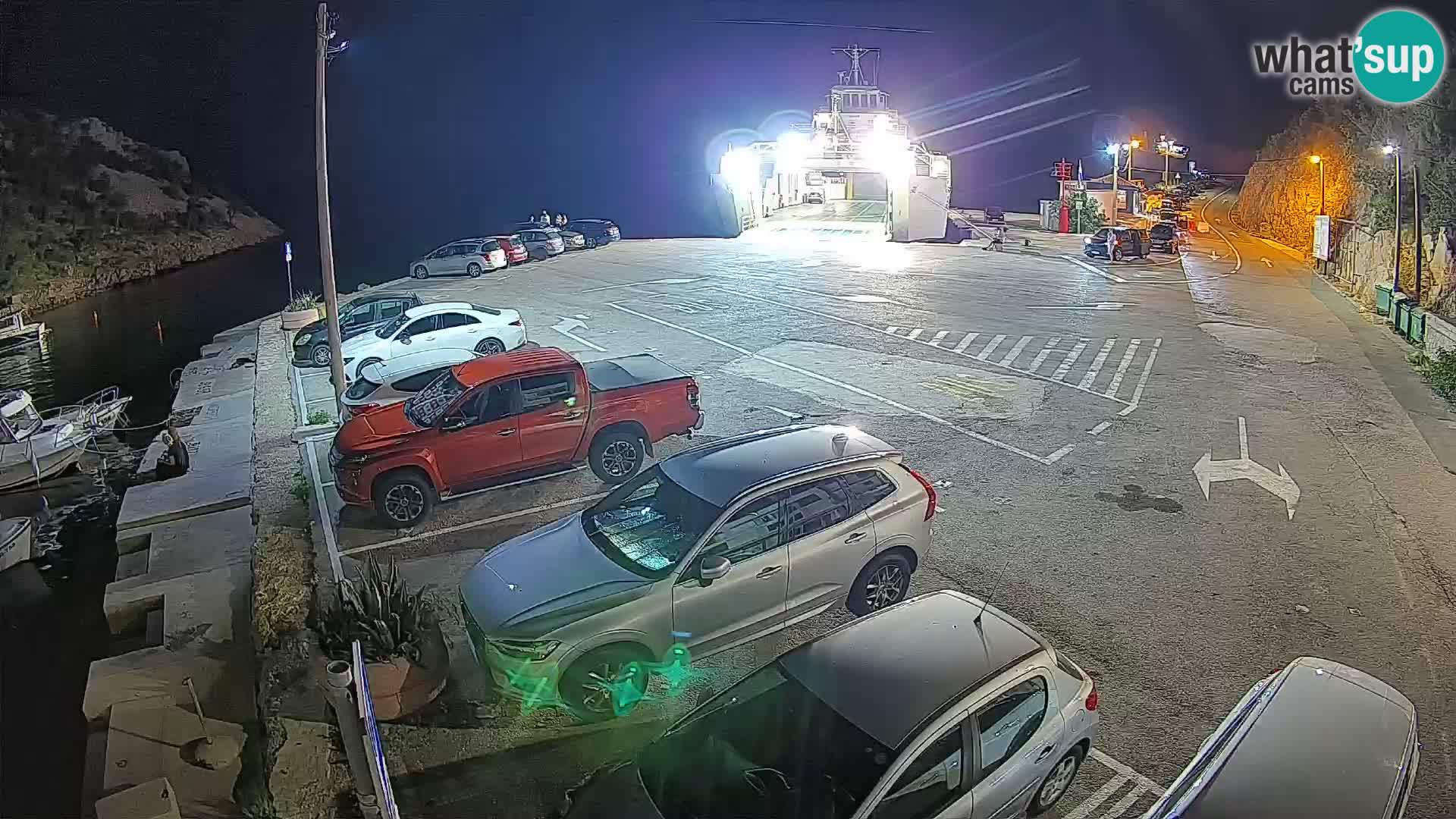 Spletna kamera trajektno pristanišče Prizna – proti otoku Pag